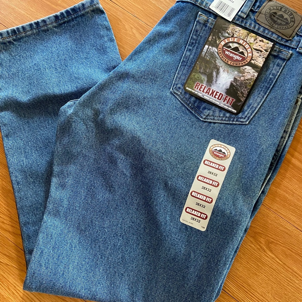 Men’s relaxed fit 38x32 Wranglers. NWT